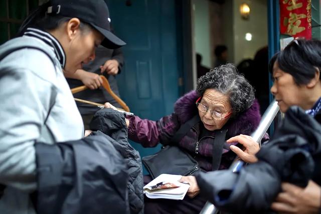 90歲嬤擺地攤！她工廠倒閉「欠下9千萬巨債」負責到底　誠信感動天「10年內全數還清」