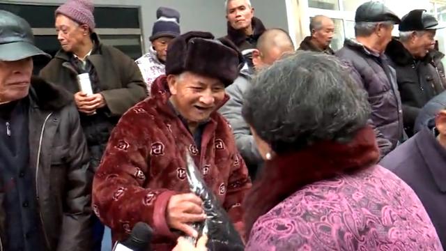90歲嬤擺地攤！她工廠倒閉「欠下9千萬巨債」負責到底　誠信感動天「10年內全數還清」