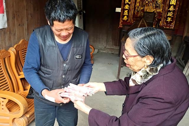 90歲嬤擺地攤！她工廠倒閉「欠下9千萬巨債」負責到底　誠信感動天「10年內全數還清」