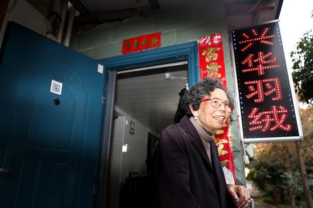 90歲嬤擺地攤！她工廠倒閉「欠下9千萬巨債」負責到底　誠信感動天「10年內全數還清」