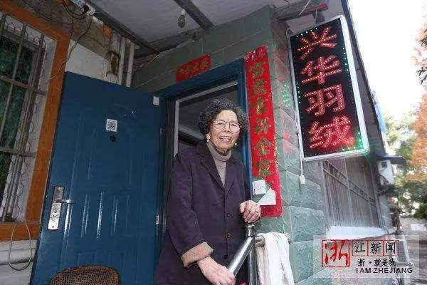 90歲嬤擺地攤！她工廠倒閉「欠下9千萬巨債」負責到底　誠信感動天「10年內全數還清」