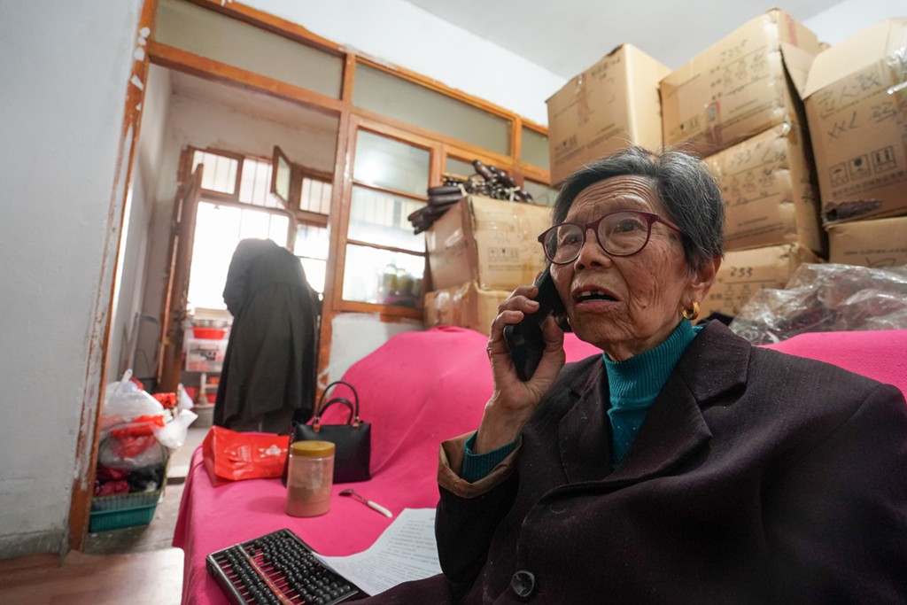 90歲嬤擺地攤！她工廠倒閉「欠下9千萬巨債」負責到底　誠信感動天「10年內全數還清」