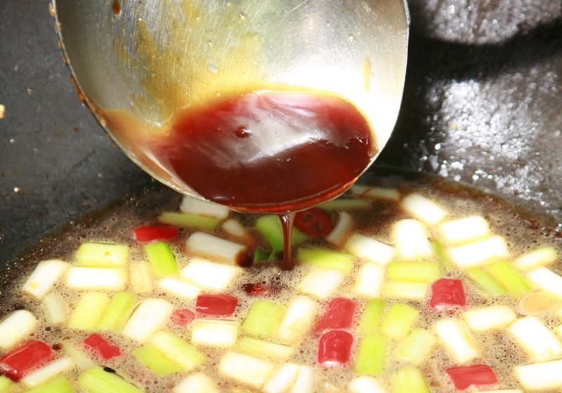 選對煮菜沒煩惱！網友跪求「哪牌醬油膏甘甜鹹」　老饕激推「嚐過就回不去了」：直接沾也美味