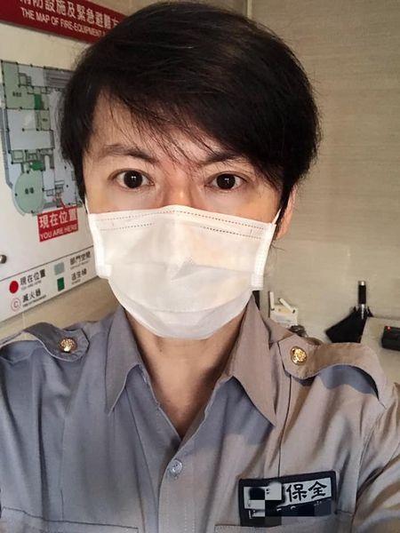 退出演藝圈！49歲男星「轉行當保全」每天上崗12小時　路邊掃菸頭「皮鞋裂開補好再穿」最新近況曝光
