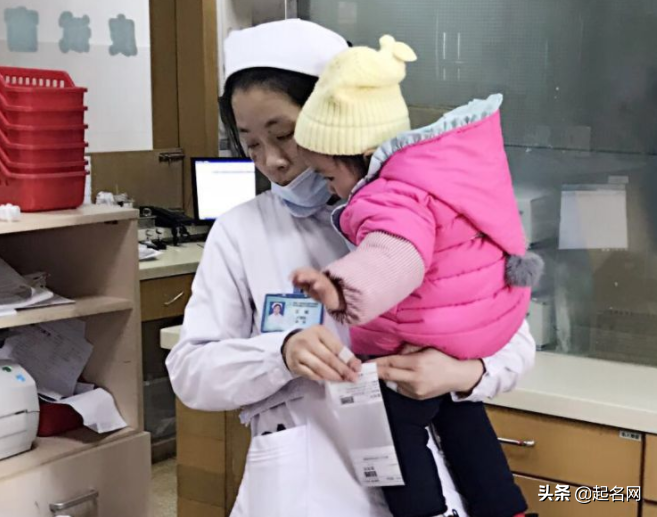 爸爸給兒子取名「鐵牛」！護士在登記時手抖「多寫一筆」　妻子不怒反喜：太有文化，不改了