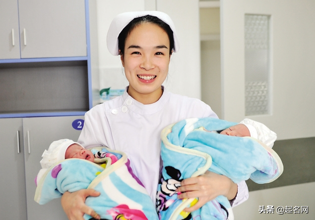 爸爸給兒子取名「鐵牛」！護士在登記時手抖「多寫一筆」　妻子不怒反喜：太有文化，不改了