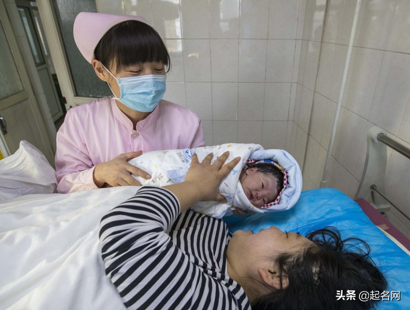 爸爸給兒子取名「鐵牛」！護士在登記時手抖「多寫一筆」　妻子不怒反喜：太有文化，不改了