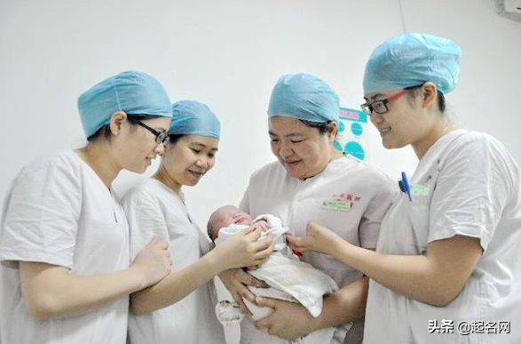 爸爸給兒子取名「鐵牛」！護士在登記時手抖「多寫一筆」　妻子不怒反喜：太有文化，不改了