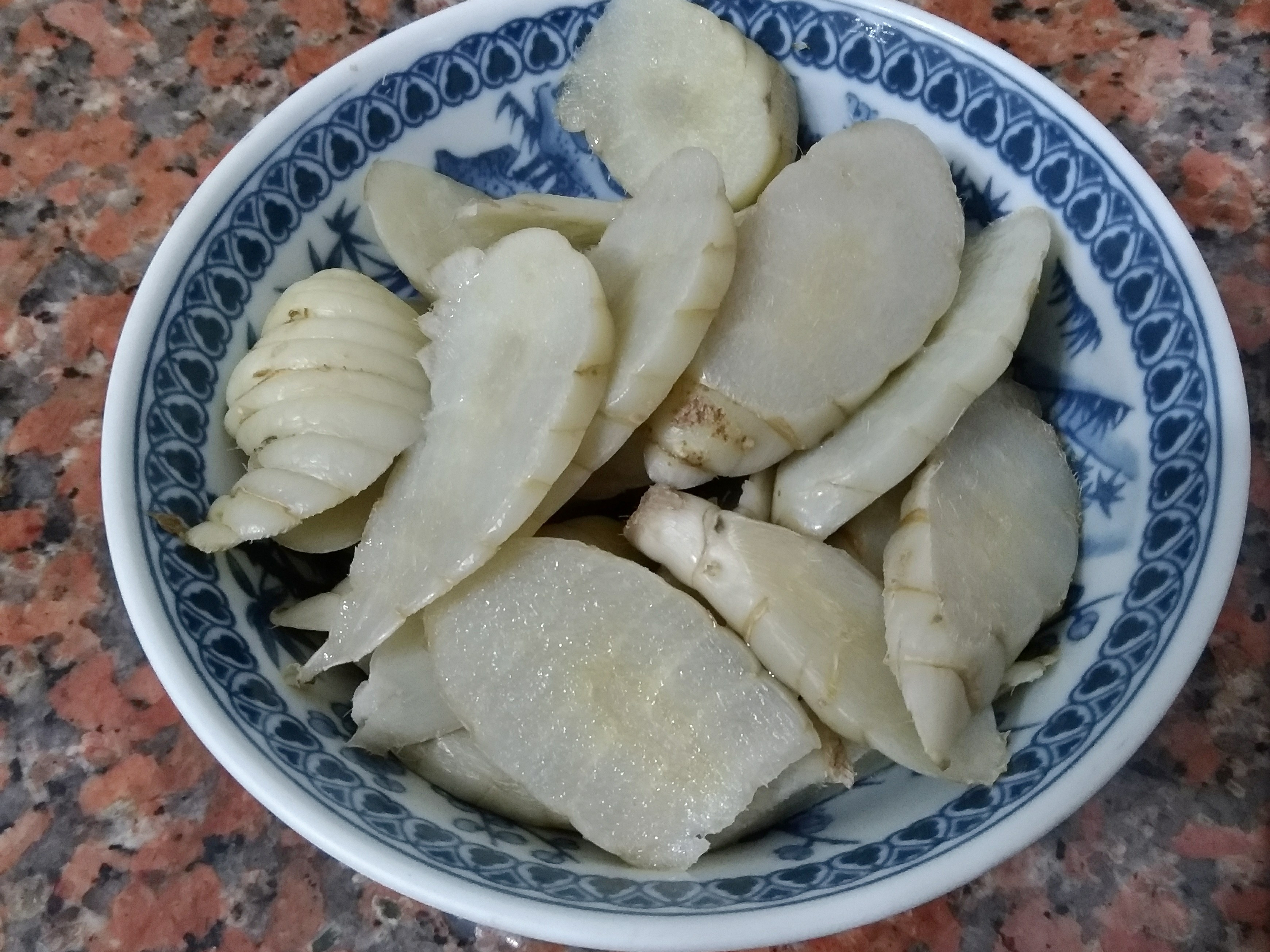 以為是毛毛蟲！「外觀神似竹筍」她好奇詢問這到底是什麼？　內行揭「小時候直接蒸熟吃」回憶湧上心頭