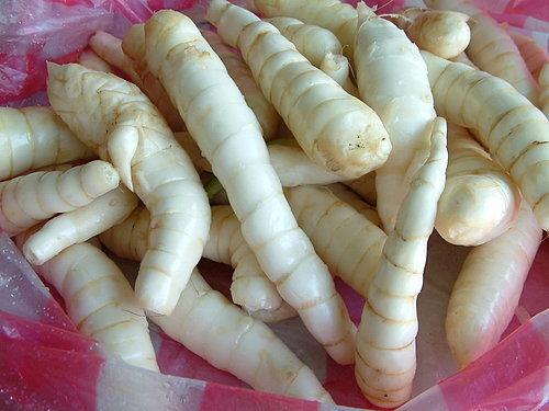 以為是毛毛蟲！「外觀神似竹筍」她好奇詢問這到底是什麼？　內行揭「小時候直接蒸熟吃」回憶湧上心頭