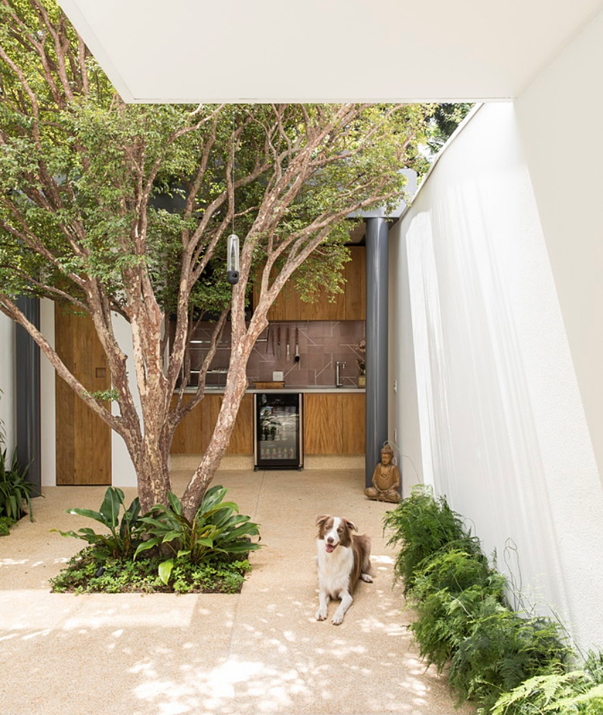 原本破到如廢墟！3代老屋「神改造變質感透天厝」脫胎換骨　屋內「北歐風冷色客廳」樓頂花園更美