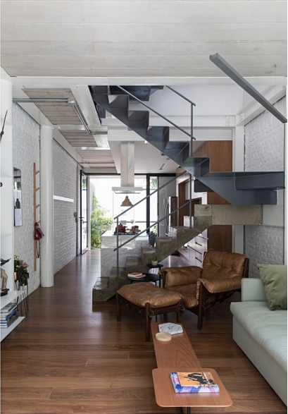 原本破到如廢墟！3代老屋「神改造變質感透天厝」脫胎換骨　屋內「北歐風冷色客廳」樓頂花園更美