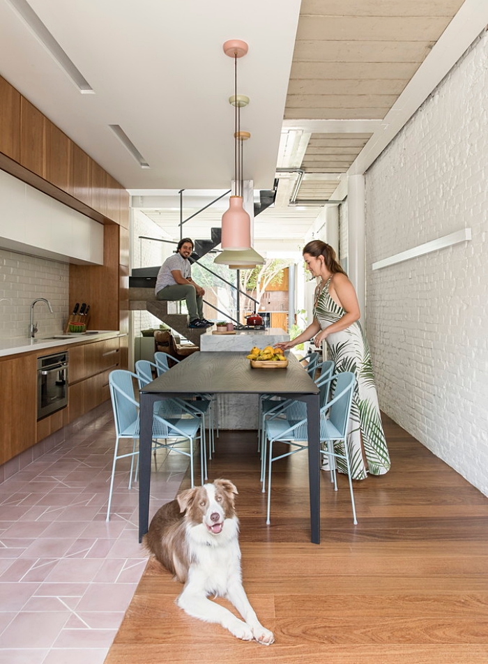 原本破到如廢墟！3代老屋「神改造變質感透天厝」脫胎換骨　屋內「北歐風冷色客廳」樓頂花園更美