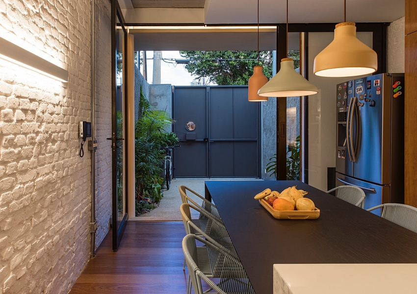 原本破到如廢墟！3代老屋「神改造變質感透天厝」脫胎換骨　屋內「北歐風冷色客廳」樓頂花園更美