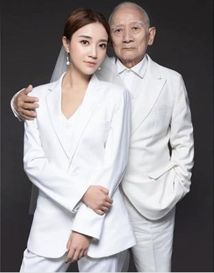網上瘋傳「73歲富翁砸千萬娶29歲正妹」婚紗照！　本尊被搜出「揭催淚婚紗內幕」網淚讚：好棒的女孩❤
