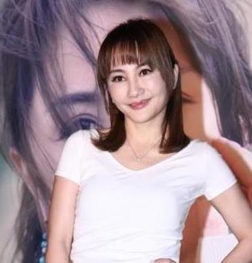 37歲身家過億女歌手！家中保姆「是丈夫前妻」　教導兒女「將其視為家人」 
