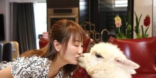37歲身家過億女歌手！家中保姆「是丈夫前妻」　教導兒女「將其視為家人」 