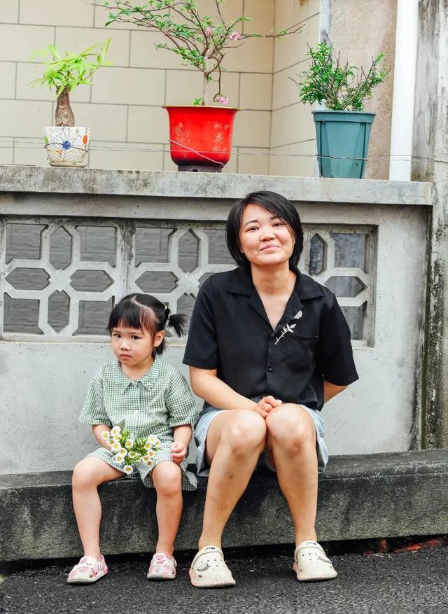 女兒患重度自閉！小夫妻賣房「砸百萬買房車」帶她四處跑透透　看遍各處風景「最特別的治療方式」成果暖哭網