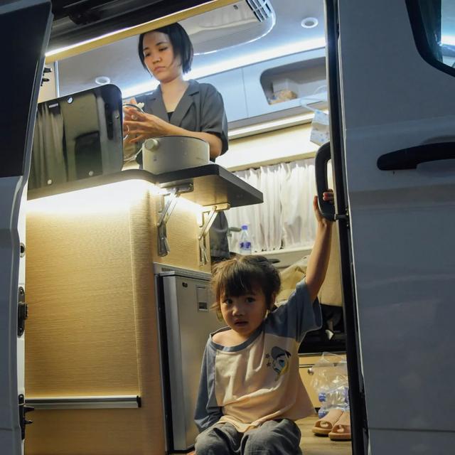 女兒患重度自閉！小夫妻賣房「砸百萬買房車」帶她四處跑透透　看遍各處風景「最特別的治療方式」成果暖哭網