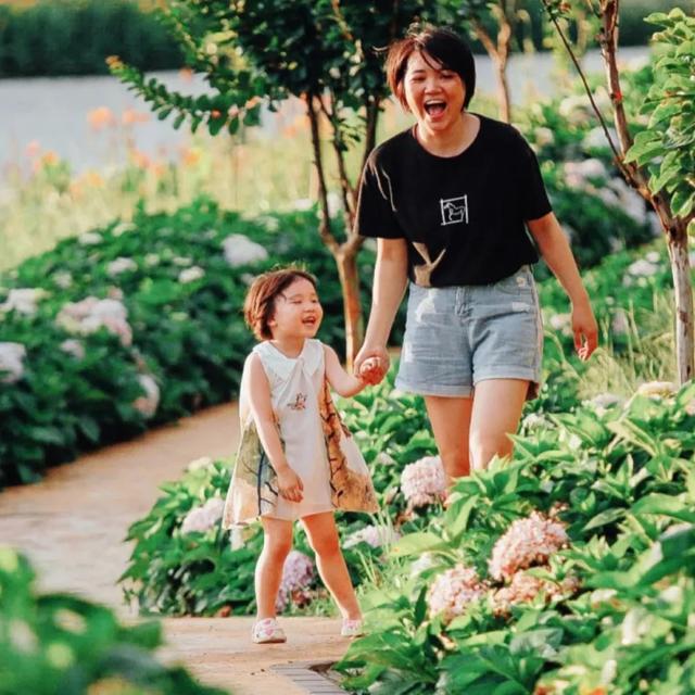 女兒患重度自閉！小夫妻賣房「砸百萬買房車」帶她四處跑透透　看遍各處風景「最特別的治療方式」成果暖哭網