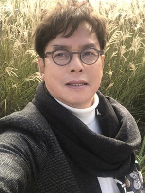 婚外情沒學乖?歌壇天王爆「睡小48歲粉絲」 對方男友「氣炸拿出照片」:褲子只穿一半