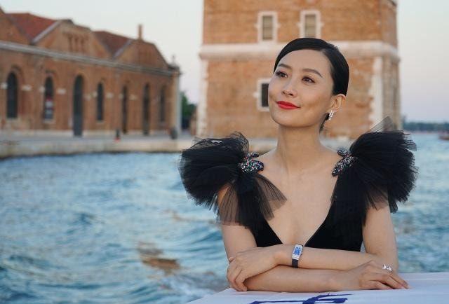 黑馬視后！曾一夜失去婚姻事業「被稱13億豪門棄婦」　二婚嫁哈佛學霸生女「活出自我」