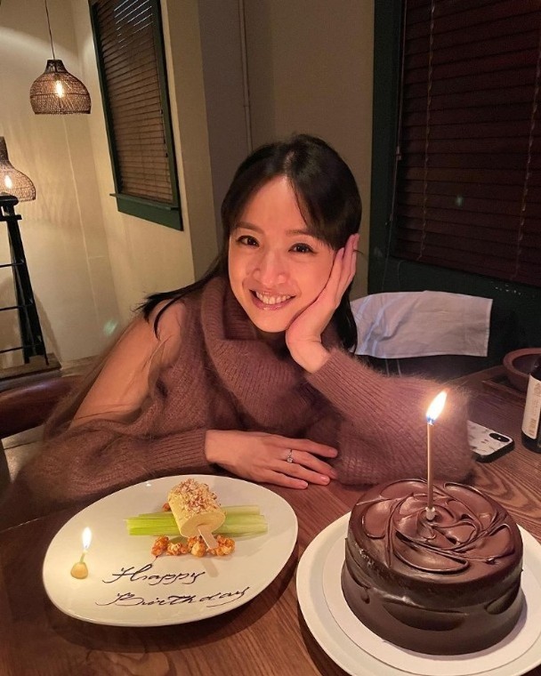 林依晨產後1個月首露面！腰身「苗條有致」少女感滿滿　抱怨「有第三者」自己已開始失寵