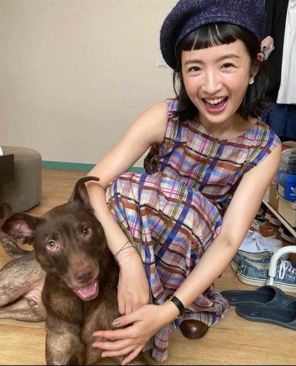 林依晨產後1個月首露面！腰身「苗條有致」少女感滿滿　抱怨「有第三者」自己已開始失寵