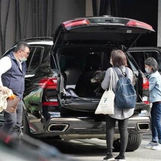 林依晨產後1個月首露面！腰身「苗條有致」少女感滿滿　抱怨「有第三者」自己已開始失寵