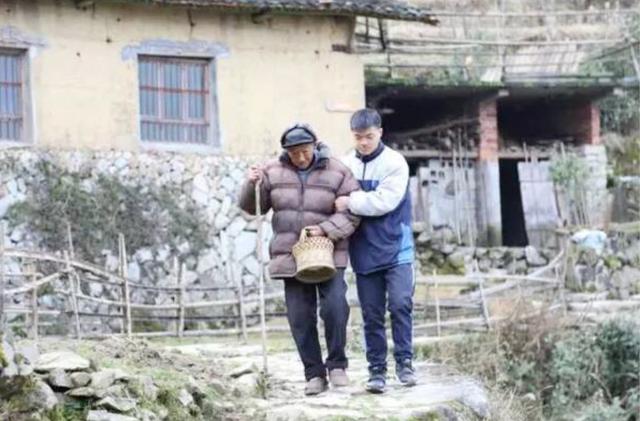 這筆帳我來還！11歲少年父母雙亡「自願扛下家中債務」　四處打工拾荒「6年還清13萬」連債主都佩服