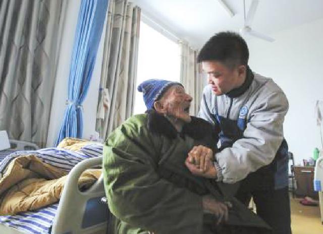 這筆帳我來還！11歲少年父母雙亡「自願扛下家中債務」　四處打工拾荒「6年還清13萬」連債主都佩服