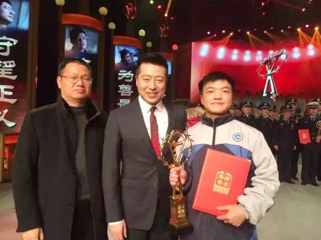 這筆帳我來還！11歲少年父母雙亡「自願扛下家中債務」　四處打工拾荒「6年還清13萬」連債主都佩服