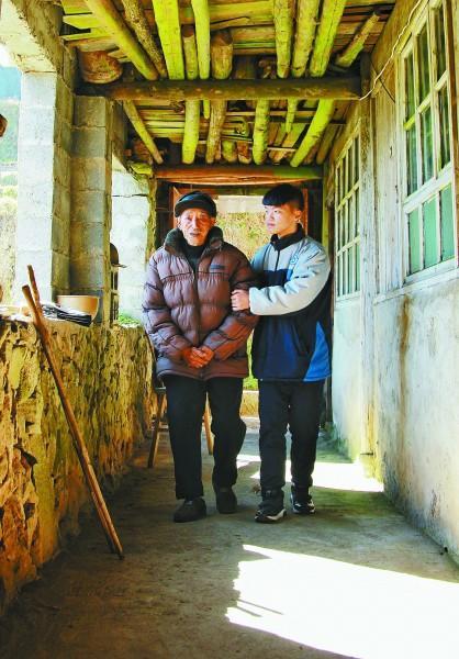 這筆帳我來還！11歲少年父母雙亡「自願扛下家中債務」　四處打工拾荒「6年還清13萬」連債主都佩服