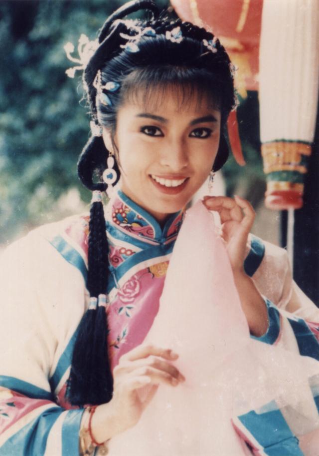 痴戀成龍8年被劈腿鄧麗君！「狂追球星26年」被冥婚　66歲孤身無兒無女「為愛永不再婚」