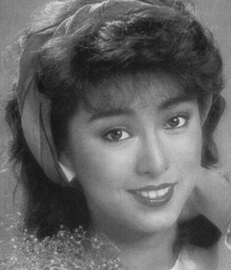 痴戀成龍8年被劈腿鄧麗君！「狂追球星26年」被冥婚　66歲孤身無兒無女「為愛永不再婚」