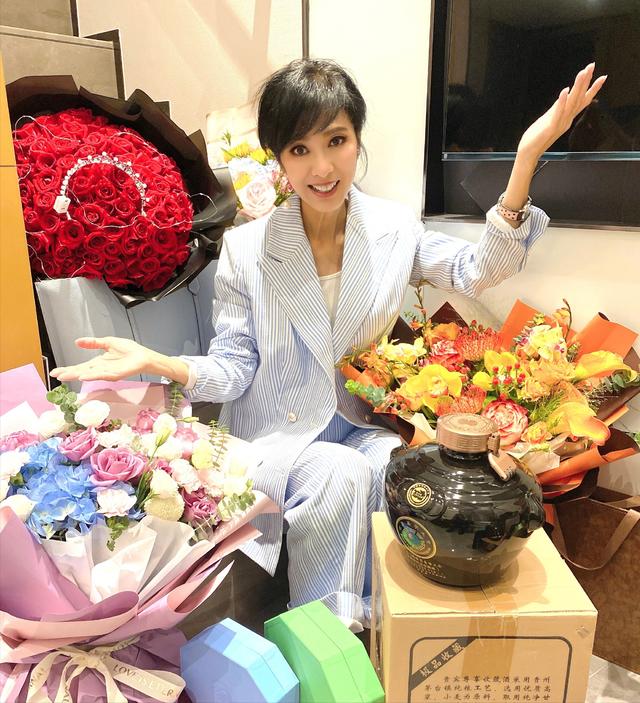 痴戀成龍8年被劈腿鄧麗君！「狂追球星26年」被冥婚　66歲孤身無兒無女「為愛永不再婚」