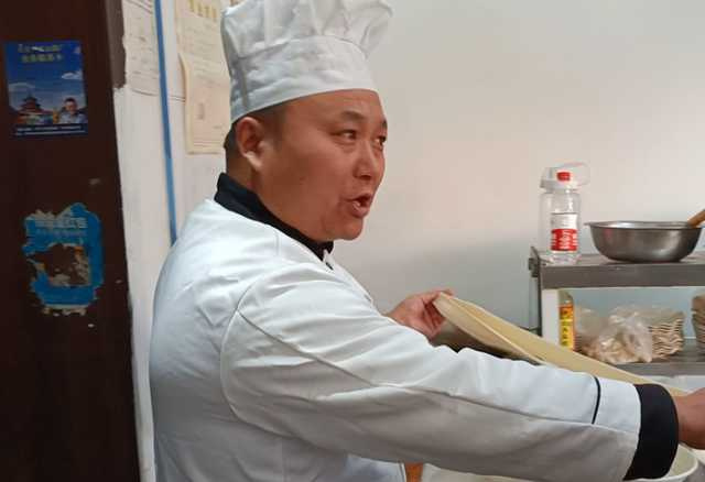 暖心麵攤老闆急事外出！2小時後回來驚見「客人自煮自付」感動淚崩：多年首見
