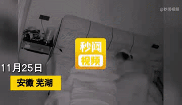 半夜睡不著「總感覺有人站床邊」！隔天一調監視器「畫面中人影」她頓時眼眶紅了