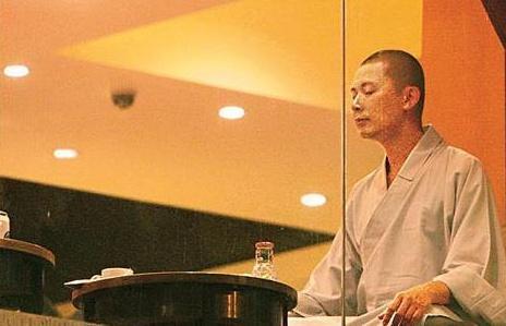正當紅的他放棄上億家產！不顧家人反對「毅然選擇出家」　現過得比任何人都自在