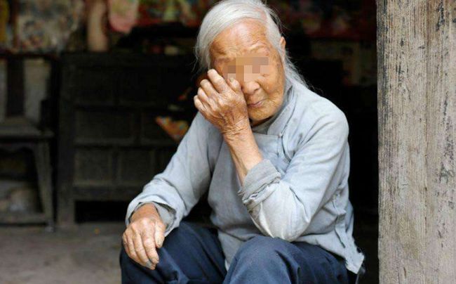 奶奶80大壽！生育4個兒子「無一人到場」　孝順孫女「送蛋糕」賀壽：臨終遺言讓全家啞口無言