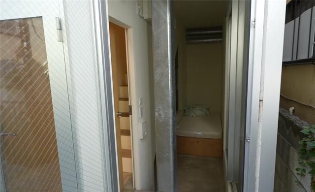 窄房很難住？日本女孩「住進2坪迷你蝸居」生活起居面面俱到　加碼曝「隔壁樓梯間是套房」讓人嘖嘖稱奇