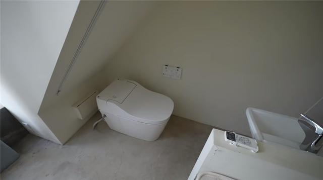 窄房很難住？日本女孩「住進2坪迷你蝸居」生活起居面面俱到　加碼曝「隔壁樓梯間是套房」讓人嘖嘖稱奇