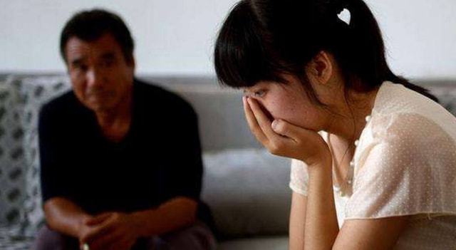 父親「不會取錢」找兒子幫忙！兒子一看「存折餘額」瞬間崩潰　抱著老婆號啕大哭：騙好深