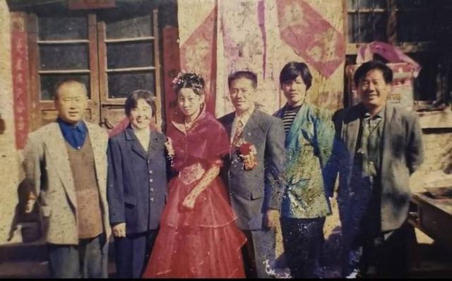 誓言相守一生！病妻倒下昏迷「雙方親友勸放棄」　暖夫用6年喚醒「揹她走遍天下」用行動表達愛