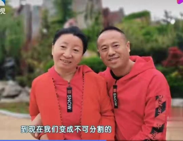 誓言相守一生！病妻倒下昏迷「雙方親友勸放棄」　暖夫用6年喚醒「揹她走遍天下」用行動表達愛