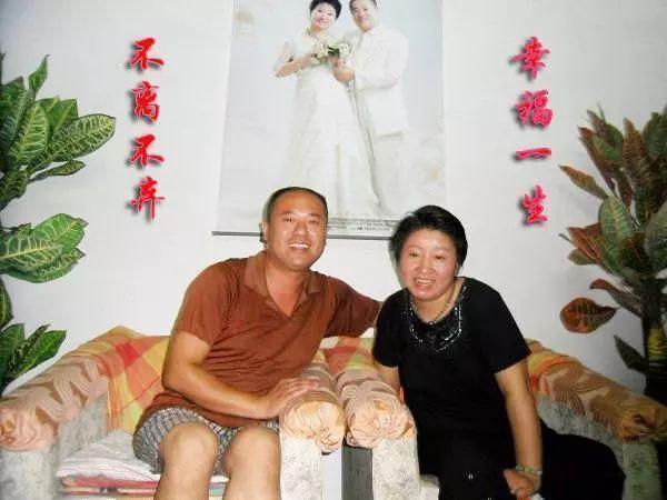 誓言相守一生！病妻倒下昏迷「雙方親友勸放棄」　暖夫用6年喚醒「揹她走遍天下」用行動表達愛