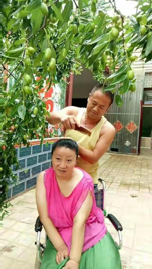 誓言相守一生！病妻倒下昏迷「雙方親友勸放棄」　暖夫用6年喚醒「揹她走遍天下」用行動表達愛