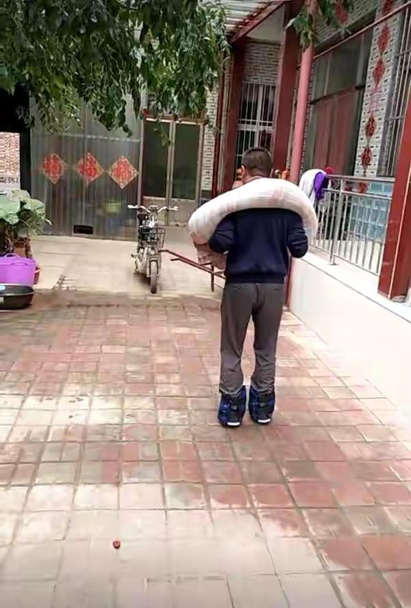 誓言相守一生！病妻倒下昏迷「雙方親友勸放棄」　暖夫用6年喚醒「揹她走遍天下」用行動表達愛