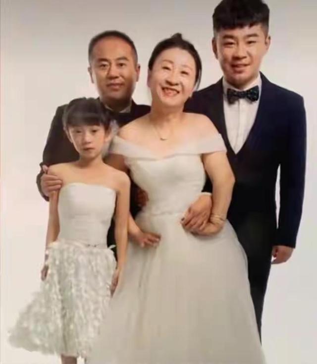 誓言相守一生！病妻倒下昏迷「雙方親友勸放棄」　暖夫用6年喚醒「揹她走遍天下」用行動表達愛