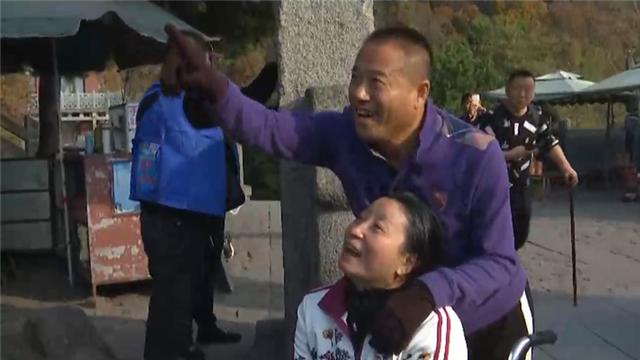 誓言相守一生！病妻倒下昏迷「雙方親友勸放棄」　暖夫用6年喚醒「揹她走遍天下」用行動表達愛